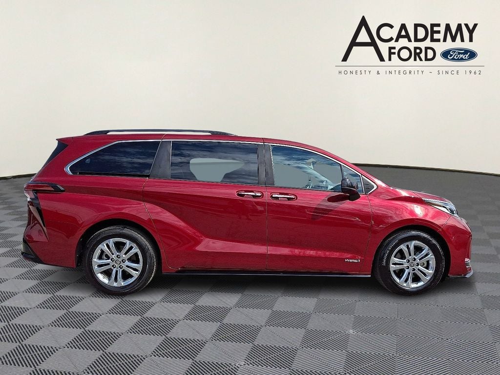 2021 Toyota Sienna XSE 7 Passenger